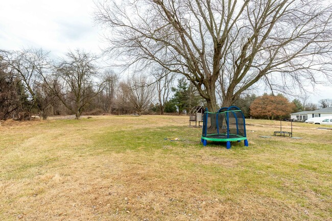 Building Photo - Renovated 3 Bedroom 2 Bathroom Rancher