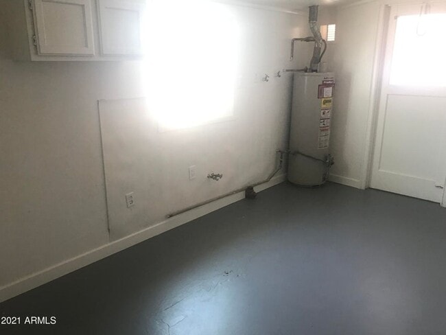 Building Photo - 4 Bed 2 Bath