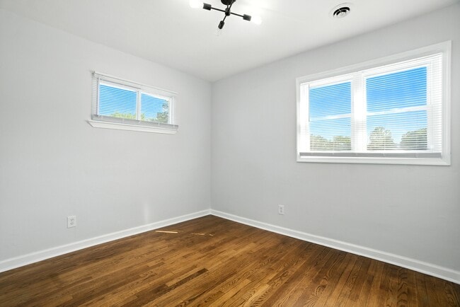 Building Photo - 2918 Somerset Ln