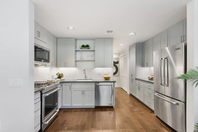 Building Photo - Gorgeous townhouse