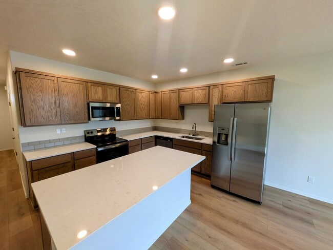 Building Photo - New Townhome for Rent in Southridge Area