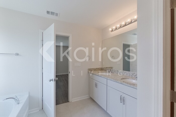 Building Photo - 14 Red Oak Dr.