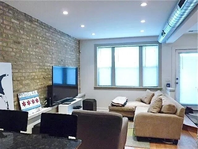 Building Photo - 1636 W Beach Ave