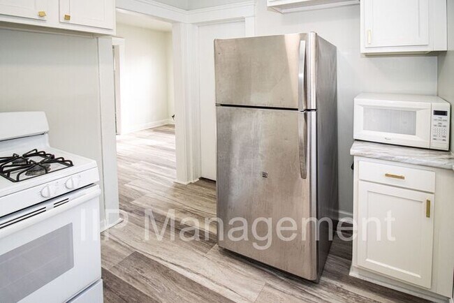 Building Photo - Beautifully renovated 2 bedroom downstairs...
