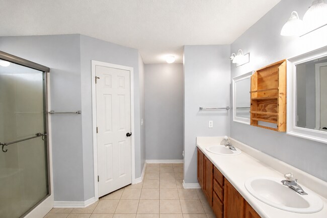 Building Photo - SW Pensacola Creek-Front Home with Screened Porch!