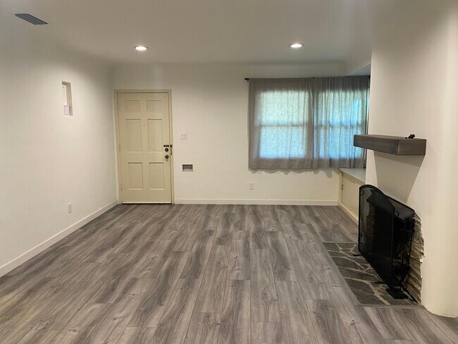 Building Photo - 1523 N Grand Oaks Ave