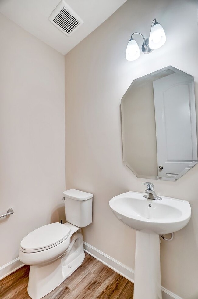 Building Photo - 3 Bedroom Townhome in Steele Creek!