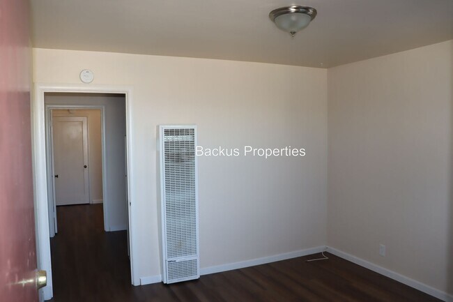 Building Photo - 650 Laine St
