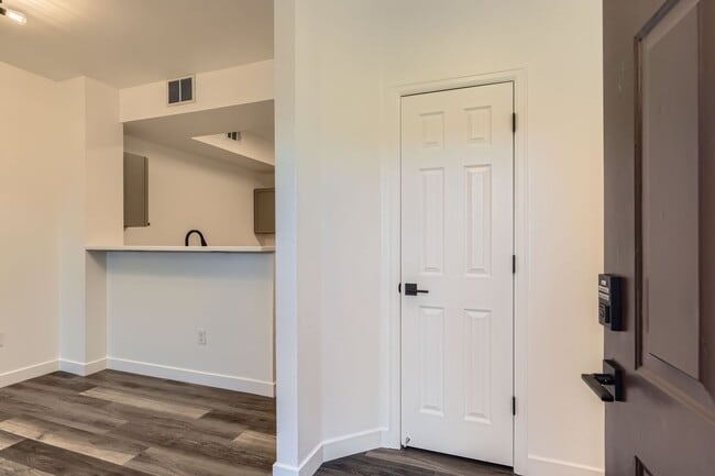 Building Photo - **Fully Updated 2-Bedroom Condo with New Appliances!**