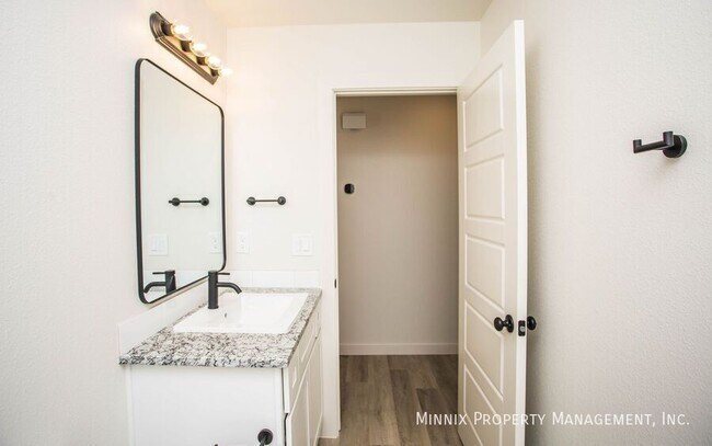 Building Photo - 2140 Langford Ave