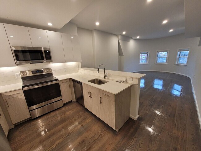 Building Photo - Charming 3 Bedroom-No Broker Fee