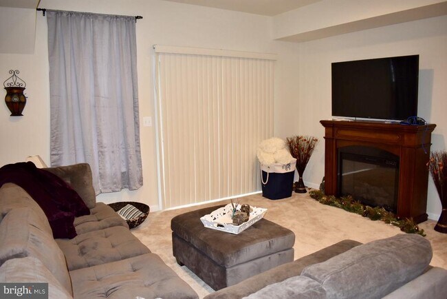 Building Photo - 517 Pebblebrook Ln