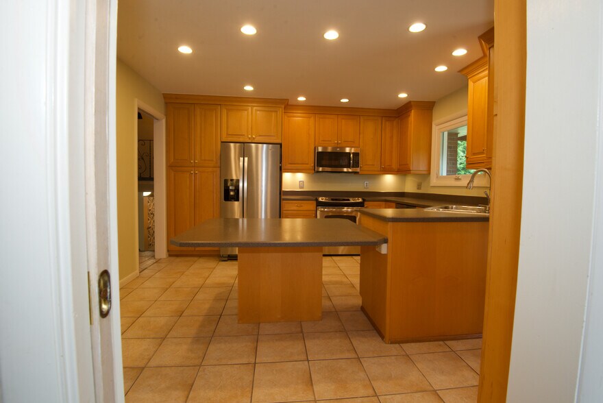 Building Photo - 1149 Sunrise Dr