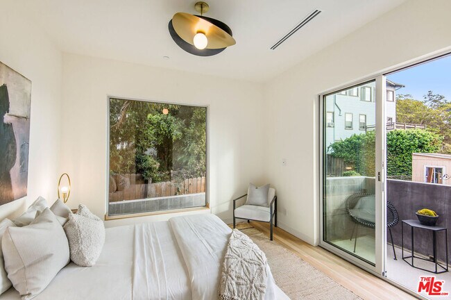 Building Photo - 1264 Hyperion Ave