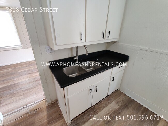 Building Photo - 2318 Cedar Street | $725 | 2 beds, 1 full ...