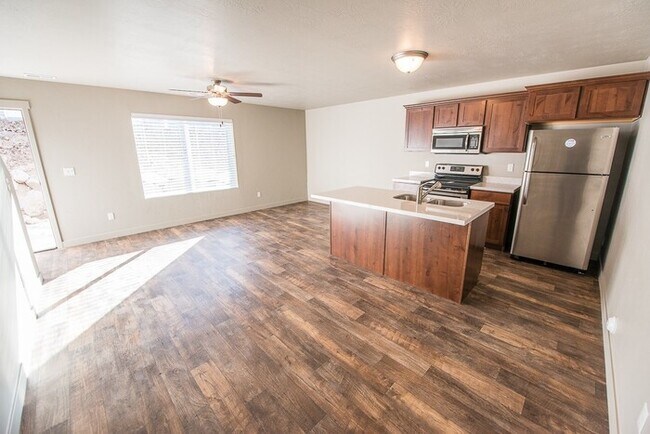 Building Photo - Townhome with 2-Car Garage!