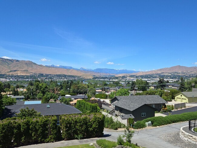 Building Photo - Executive 5 bed/4 bath home, POOL with pool service, decks with VIEWS, two kitchen/living room ar...