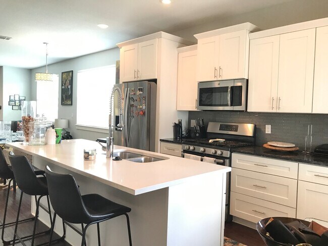 Building Photo - BEAUTIFUL, OPEN TOWNHOUSE CLOSE TO DOWNTOWN