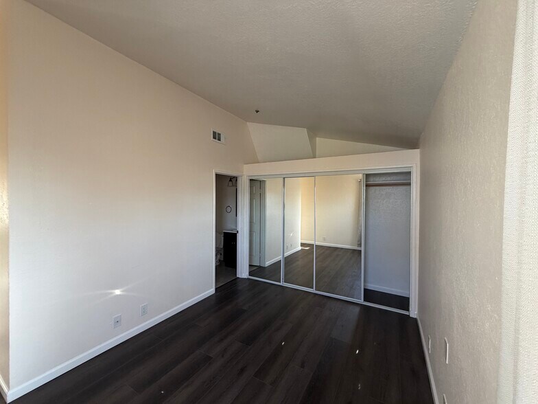 Building Photo - 13522 Glenoaks Blvd