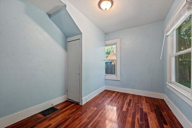 Building Photo - Perfect 4bd located in the Heart of Englewood