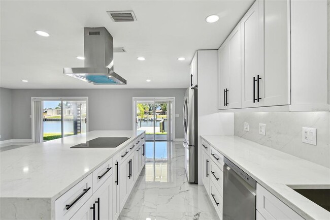 Building Photo - 3913 Fontainebleau Dr