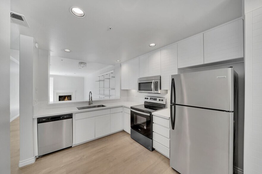 Building Photo - 2233 Martin, 405