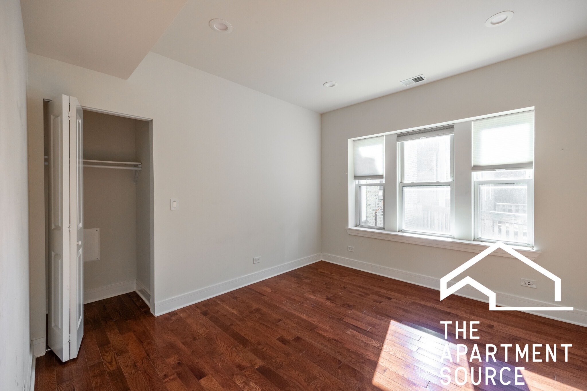 Building Photo - 1151 W Lunt Ave