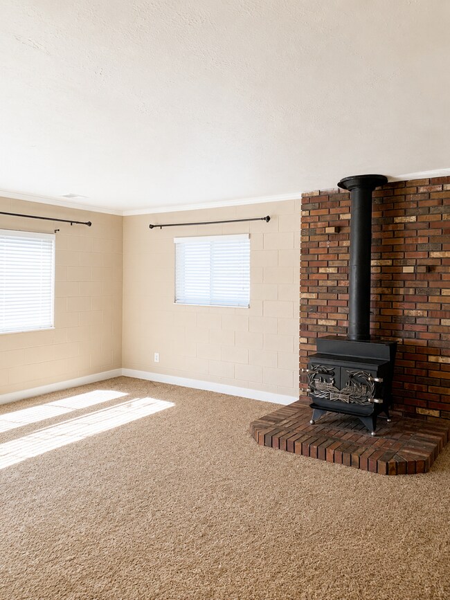 Building Photo - 557 N 400 E