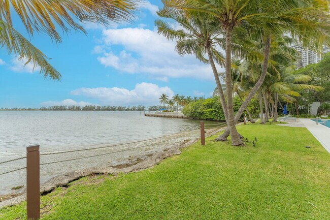 Building Photo - 2025 Brickell Ave