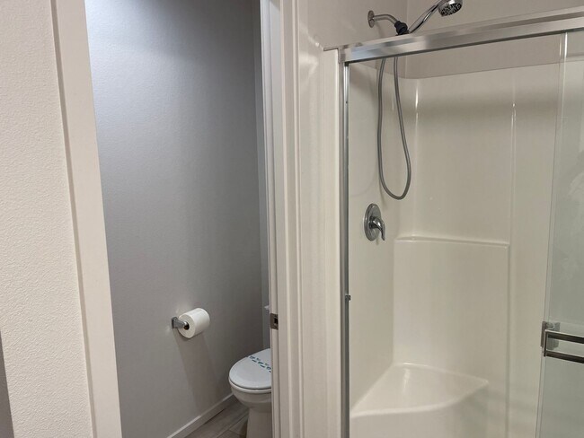 Building Photo - 3 Bedroom Townhome w/FULLY FENCED YARD & G...