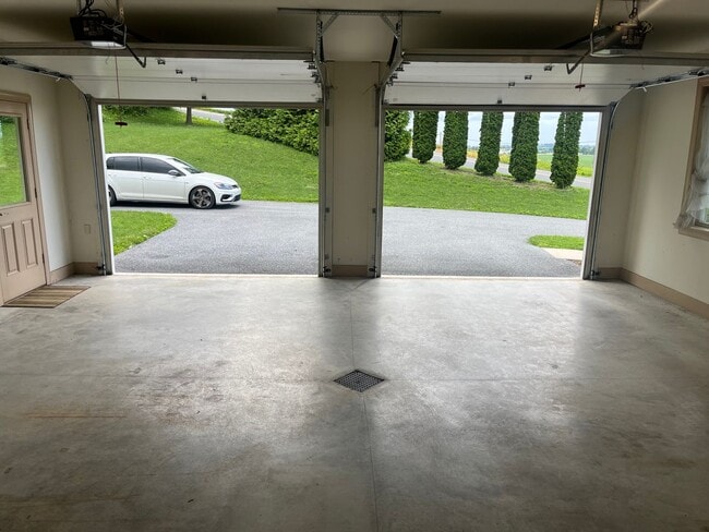Building Photo - Now Leasing – Beautiful Well Maintained 3-...