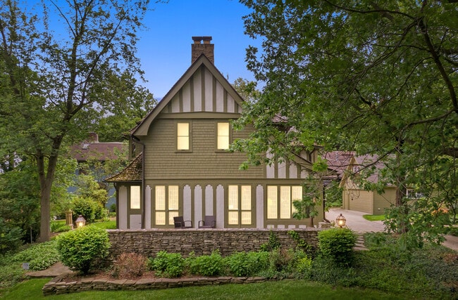 Building Photo - 2023-2027 W 108th Pl