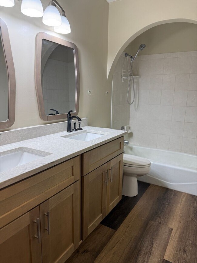 Building Photo - Large 3BR/3BA Home Near Linden Park!