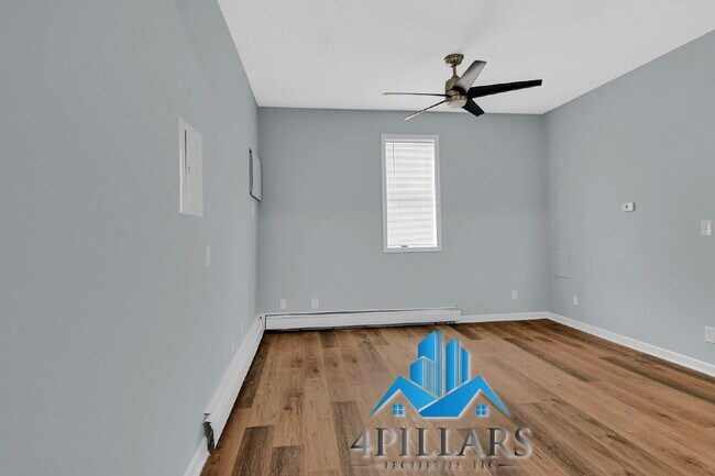 Building Photo - "Charming 2-Bedroom Haven in East Chicago - Spacious 750 Sq Ft Gem!"