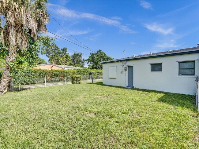 Building Photo - 17791 NE 13th Ave