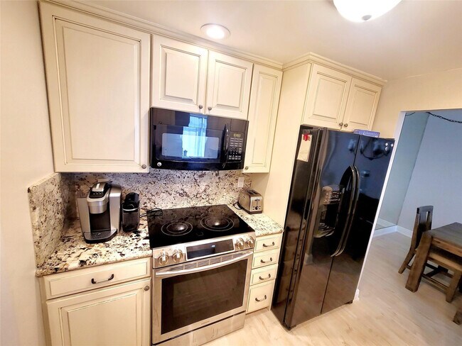 Building Photo - 1009 N Ocean Blvd