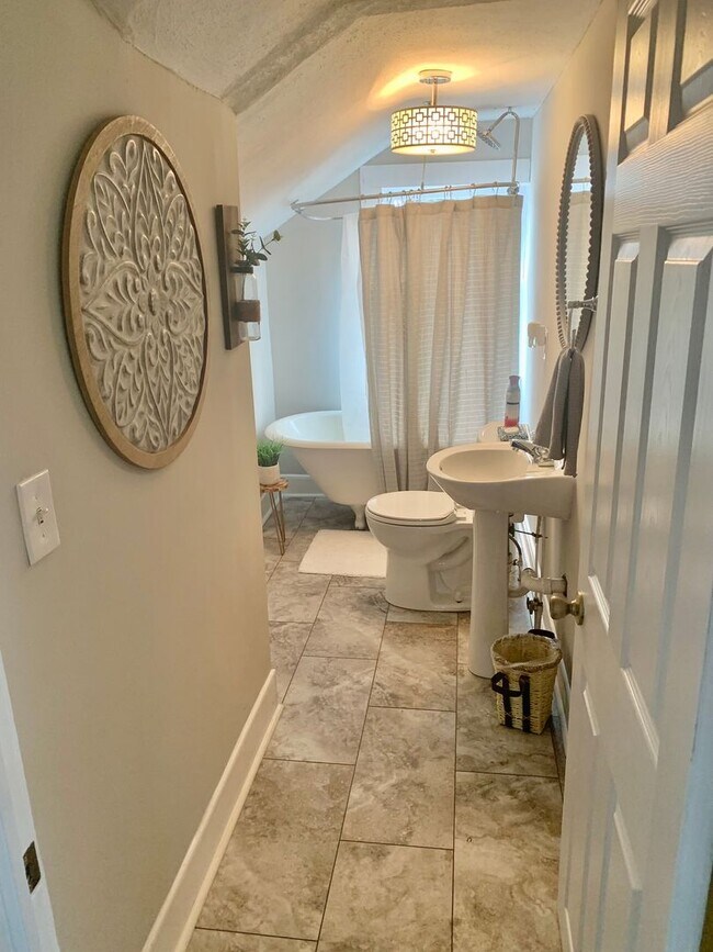 Building Photo - 3201 Old Buncombe Rd