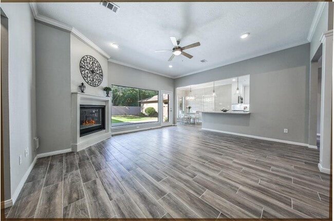 Building Photo - 10 Silent Brook Pl