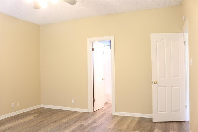 Building Photo - 8408 Siskin Cove