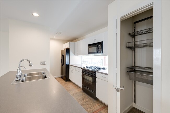 Building Photo - 807 Robin St