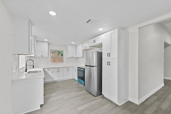 Building Photo - 1615 Hiller St
