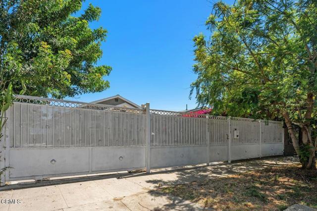 Building Photo - 1418 W 69th St
