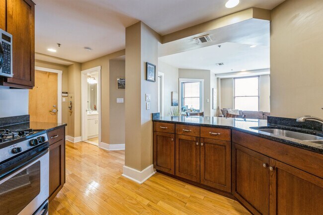 Building Photo - 1100 Clinton St