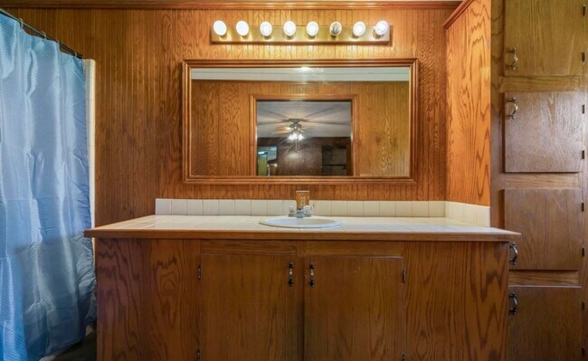 Building Photo - 1053 Pointe Claire Dr