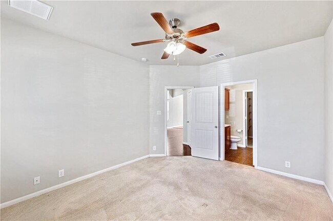 Building Photo - 930 Alamo Plaza Dr