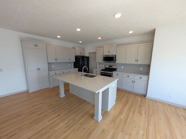Building Photo - 5011 Clearwater Dr
