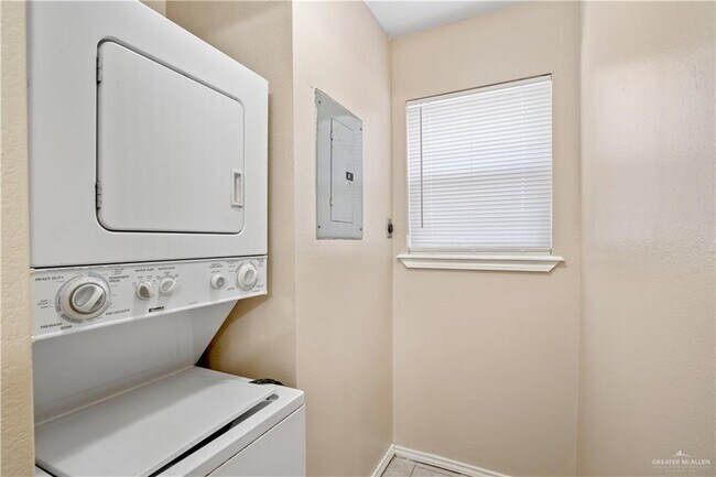 Building Photo - 16 Oasis Dr