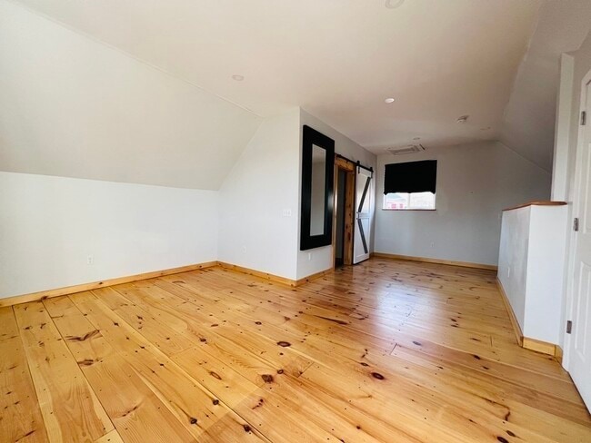 Building Photo - 88 Miller St