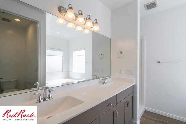Building Photo - 3 Bedroom, 2.5 Bathroom Townhome in Ivins City