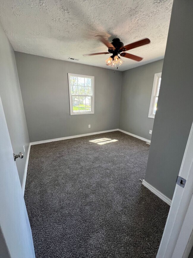 Building Photo - 3 bedroom/1 bathroom house